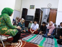 Hj. Munjidah Wahab Takzia, ke Rumah Korban Tenggelam Di Dam Sekunder Gude Dayu Tunggorono