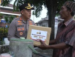 Meraih Berkah, Kapolres Gresik Berbagi Paket Sembako di Bulan Ramadhan