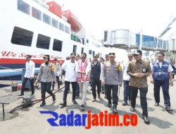 Kapolri Tinjau Bandara Juanda, Minta Pemudik Lapor ke Posko Jika Ada Keluhan