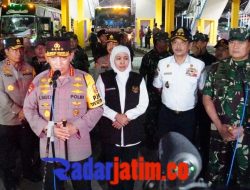 Kapolri bersama Panglima TNI Tinjau Pos Pelayanan Terpadu di Terminal Purabaya Jawa Timur