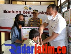 Ditresnarkoba Polda Jatim Berbagi Sembako Jelang Lebaran, Warga Wonokusumo Jadi Riang