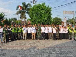 Dandim 0817/Gresik Mengajak Anggotanya Babinsa Laksanakan Patroli Kamtibmas di Wilayah Teritorial Kodim 0817/Gresik