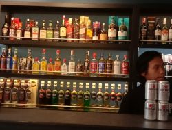 Camat Tandes Sidak Toko Ultra di Manukan, Diduga Tidak Kantongi Izin Miras