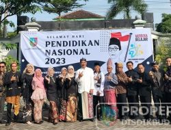 Pegawai Disdikbud Jombang Kenakan Pakaian Adat Tradisional Saat Upacara Hardiknas Tahun 2023