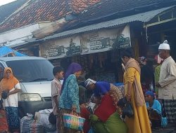 PKL Bandel Jualan di Jalan Raya, Lalu-lintas Depan Pasar Omben  Terganggu dan Lumpuh