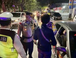 Gelar Razia Gabungan Malam Hari, Kapolsek Dukuh Pakis Lakukan Pemeriksaan Ranmor