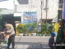 Peduli Lingkungan, Bhabinkamtibmas Polsek Dukuh Pakis Bersama Warga Gelar Kerja Bakti