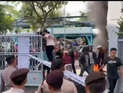 Gawat…!!! Sekelompok Massa Rusak Pagar Kantor Disdik Jatim Dilaporkan ke Polrestabes Surabaya