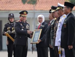 Hari Bhayangkara ke-77 Kapolda Jatim Beri Penghargaan Tan Hana Dharma Mangrwa Kepada Forkopimda