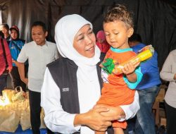 Gubernur Khofifah Indar Parawansa Pastikan Layanan Psikososial dan Dapur Umum untuk Pengungsi Banjir Lahar Dingin Lumajang