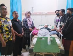 Caleg DPR RI dan Caleg DPRD Gresik dari Partai Golkar Sambangi Korban Pengeroyokan