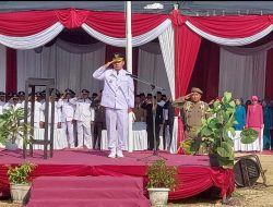 Camat Balongpanggang M. Amri Bertindak Sebagai Inspektur Upacara Bendera Pada HUT ke 78 di Tahun 2023