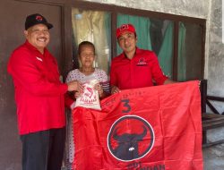 Ketua DPC PDIP Gresik : Tegak Lurus Ikuti Intruksi DPP PDIP Bagikan Ratusan Bendera Partai