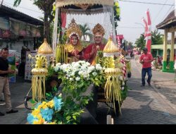 Kades Dodik Berkostum Raja Udayana Bali Saat Karnaval Di Brangkal, Balongpanggang