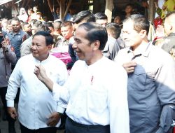 Menhan Prabowo Dampingi Presiden Jokowi Blusukan di Pasar Grogolan, Pekalongan
