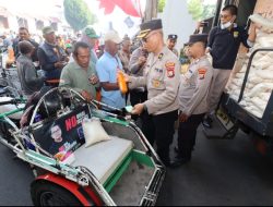 Kapolrestabes Surabaya bagi Sembako ke Abang Becak