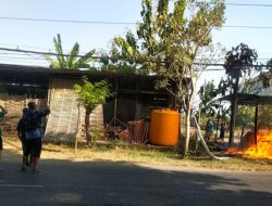Si Jago Merah Lahap Bangunan Dari Kayu yang Berdiri di Atas Irigasi Desa Bulurejo