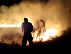 Aiptu Hartoyo Padamkan Kebakaran Dengan alat seadanya