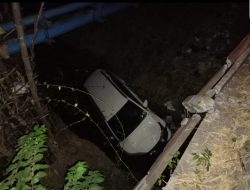 Warga Dusun Nggangsir Digegerkan Dengan Adanya Sebuah Mobil Berwarna Putih Terjun Ke Sungai