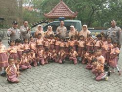 IPTU Andi Asworo Ajak Anak-anak Mengenal Profesi Polisi