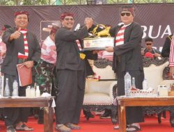Laksamana TNI Yudo Margono Serahkan Secara Simbolis Hadiah Lomba Kerapan Sapi kepada Plt. Bupati Bangkalan untuk Para Juara