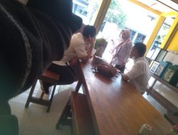 Pegawai Pemkab Gresik Ngopi Dan Ngobrol Di Jam Kerja