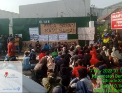 Aksi Ratusan Warga Dusun Terongbangi Geruduk Pabrik PT Putro Lingkungan Indonesia