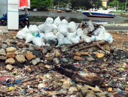 MENGARUNGI SAMPAH Di PULAU BAWEAN