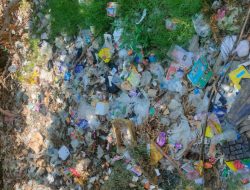 SERAK-SERAK SAMPAH DI PULAU BAWEAN