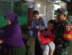 Para Babinsa Koramil 0817/10 Benjeng Tanggap Bencana Banjir, Bantu Proses Pengungsian Para Warga