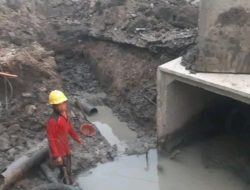 Masyarakat Konsumen di Cerme dan Sekitarnya Jadi Mogok Mandi, Gegara Pipa Perumda Giri Tirta Bocor