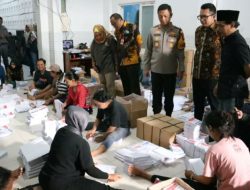 Kapolres Mojokerto Kota Bersama Walikota Kunjungi Gudang KPU Pastikan Logistik Aman