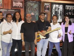 Penampilan Yoyo Prasetyo Bersama Gagah Wibowo Memesona Pengunjung Dewa 19 Skylounge Alana Hotel Malang