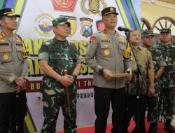 Kapolda Jatim Bersama Pangdam V Brawijaya Hadiri Giat Bulan Bakti TNI-POLRI di Kabupaten Sampang