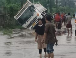 Jalan Raya Sumput Driyorejo Jwna Banjir Meski Susah Dicor, Warga Tagih Janji Pemkab Gresik