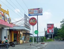 Pelanggaran Masa Tenang Pemilu: Baliho Caleg ‘Bermahkota’ di Sidoarjo