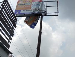 Respon Cepat! Bawaslu Sidoarjo Copot Baliho Caleg di Depan GOR