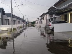 Rumahnya Genap Seminggu Tergenang Banjir, Warga Mengeluh Penanganan Banjir di Gresik Lamban