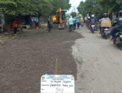 Jalan Aspal Rusak Akibat Genangan Air, Tim URC DPUTR Gresik Gerak Cepat Penanganan Darurat