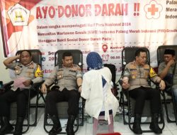 Kapolres Gresik AKBP Adhitya Panji Anom Ikut serta Donor Darah di Peringatan HPN 2024 Bersama KWG