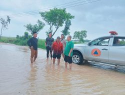 Turun Langsung Bantu Warga Terdampak Banjir, PJ Bupati Sampang Siapkan 700 Paket Nasi Bungkus