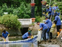 Peduli Lingkungan Sekitar, Ratusan Karyawan PTFI Gelar Aksi Bersihkan Sungai di Desa Banyuwangi