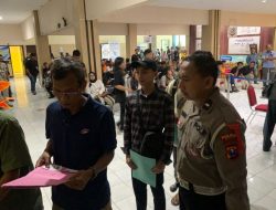 Masyarakat Berbondong Urus SIM di Satpas Polres Gresik,Usai Libur Panjang