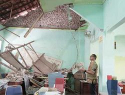 Kadisdik Provinsi Jawa Timur Tinjau Langsung Sekolah Terdampak Gempa di Pulau Bawean
