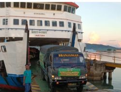 Kodim 0817/Gresik Kirimkan Bantuan dari KASAD untuk Warga Terdampak Gempa di Pulau Bawean