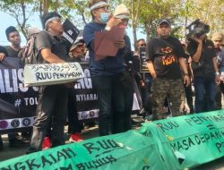 Tolak RUU Penyiaran, JSB Gelar Aksi Damai di Depan Kantor DPRD Kab Sampang