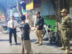 Kasat Pol PP Komandoi Langsung Penertiban Pedagang Berjualan di Bahu Jalan Pasar Baru Gresik