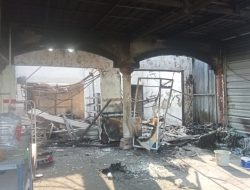 Diduga Korsleting, 4 Ruko Pasar Mloko Sarirejo Terbakar