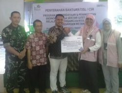 PLN UIT JBM Pelaksana Transmisi Malang Menyerahkan Bantuan Kepada UMKM Desa Kesamben Wetan