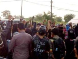 GenpaBumi Aksi Demo Hadang Bus Muatan Karyawan di Area Kawasan JIIPE Manyar Gresik